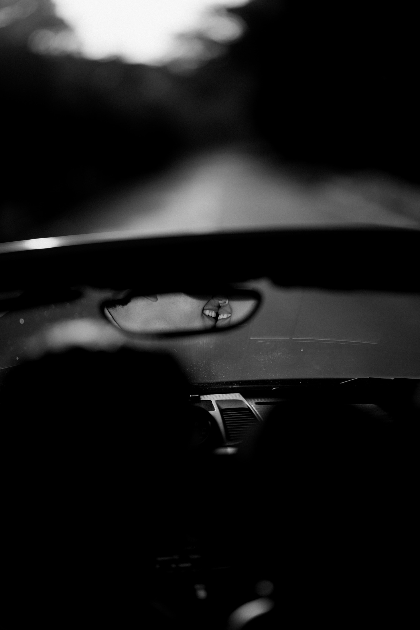 Nicolas e Mariane aparecem refletidos no carro em um momento íntimo.